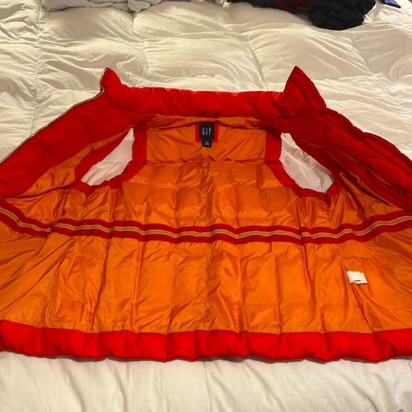 Gap Red puffer jacket vest. - Picture 2 of 5